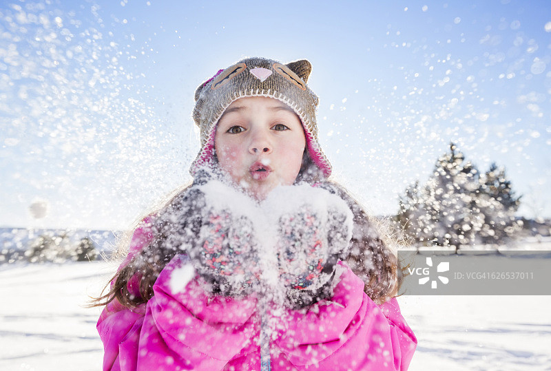 美国，犹他州，萨拉托加斯普林斯，女孩(10-11)粉红夹克吹雪图片素材