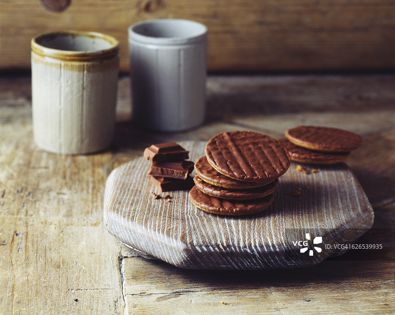 巧克力消化饼干在老式木砧板图片素材