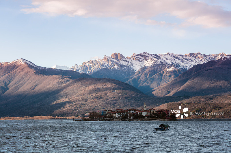 意大利马焦雷湖渔人岛上的日落图片素材