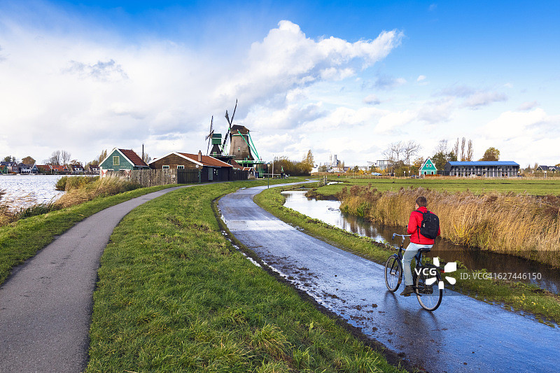 骑在阿姆斯特丹美丽的村庄，Zaanse Schans的风车村庄图片素材