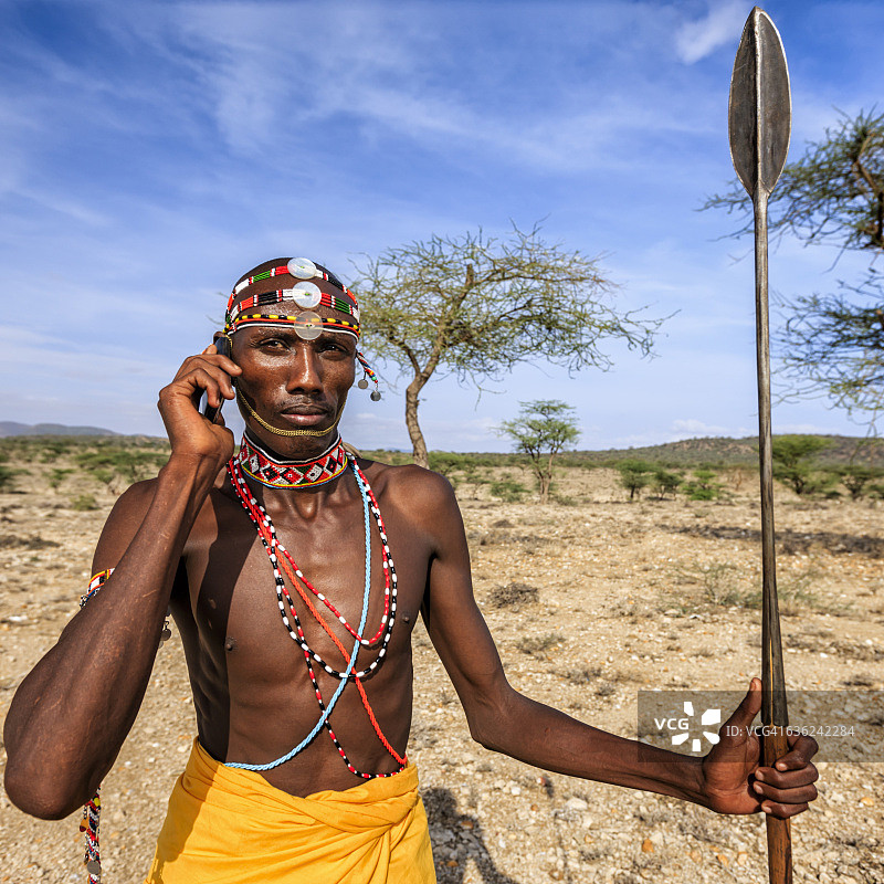 肯尼亚中部，东非，使用手机的桑布鲁部落战士图片素材