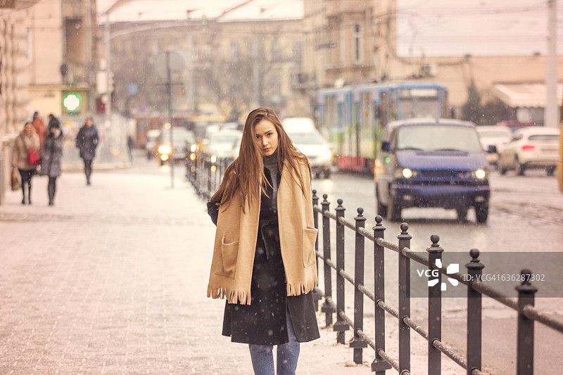 年轻的白人女孩模特走在乌克兰利沃夫大街上图片素材