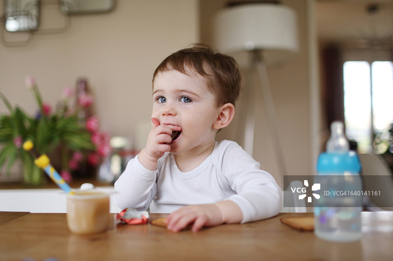 一个男孩在家里吃零食图片素材