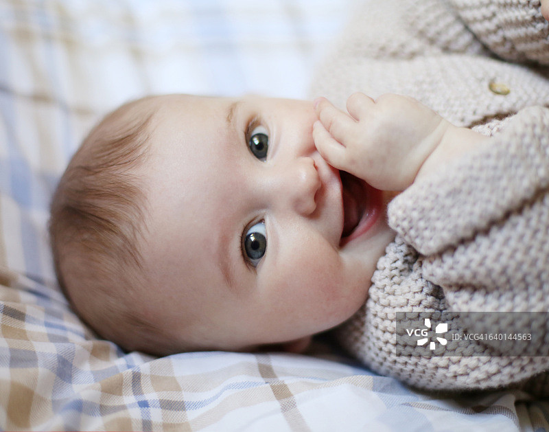 一个5个月大的小女孩在微笑图片素材
