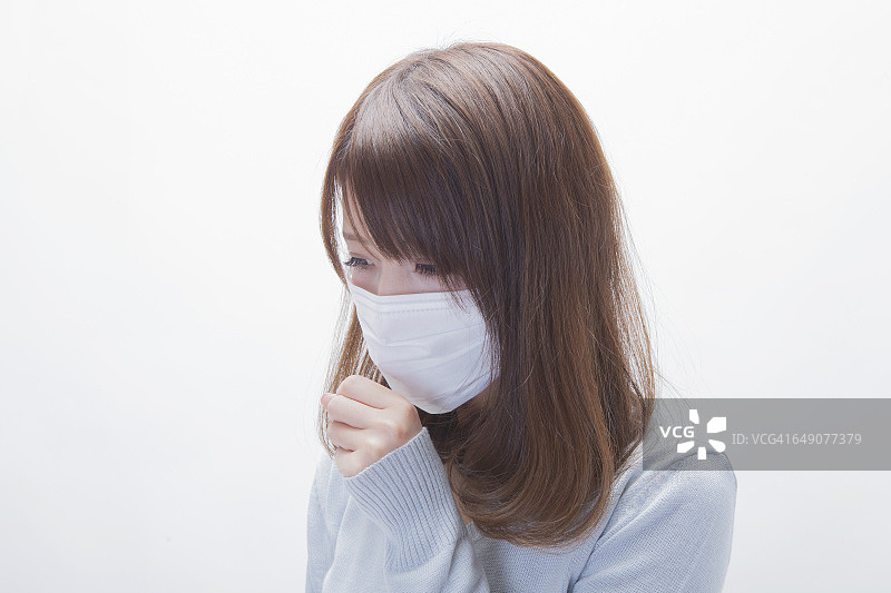 有口罩的日本妇女咳嗽图片素材