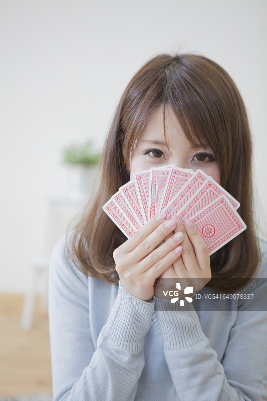 日本妇女玩牌图片素材