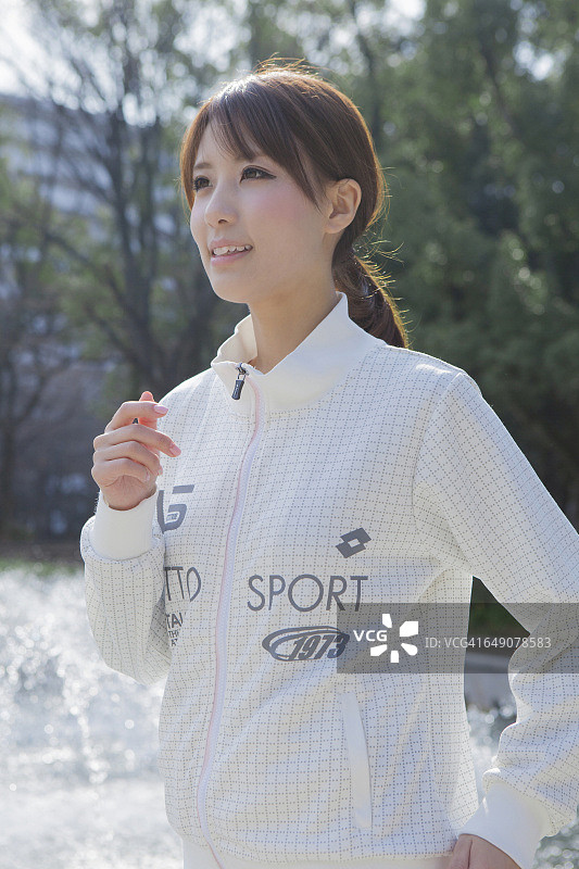 日本妇女在公园里跑步图片素材