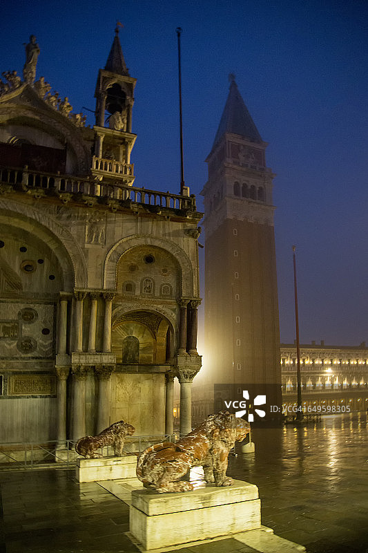 黎明时分，圣马可门外的狮子雕像图片素材