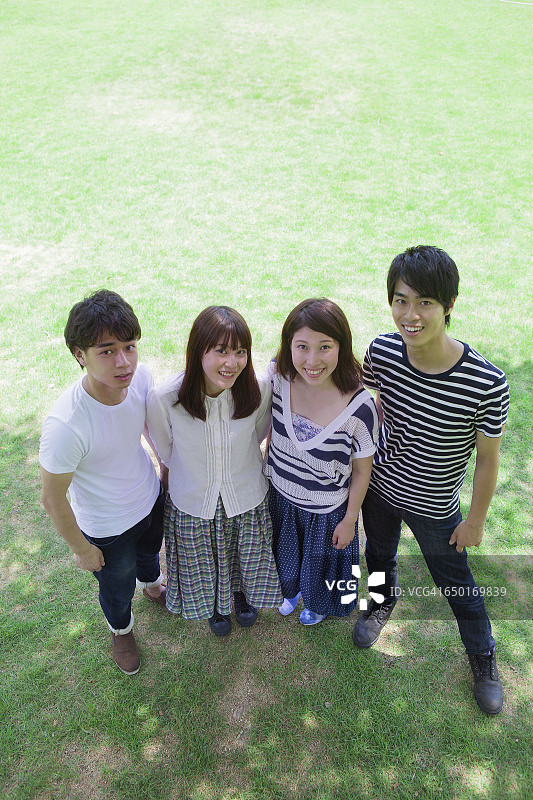 日本的年轻人团结在一起图片素材