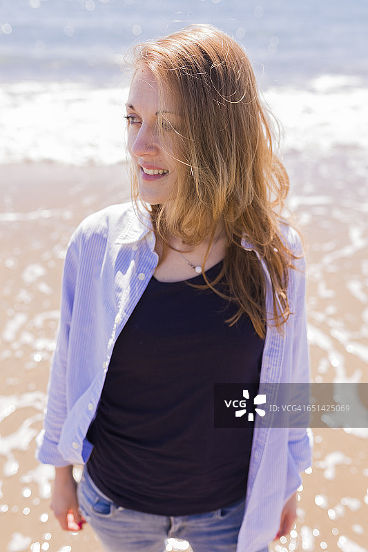 在海边微笑的年轻女子图片素材