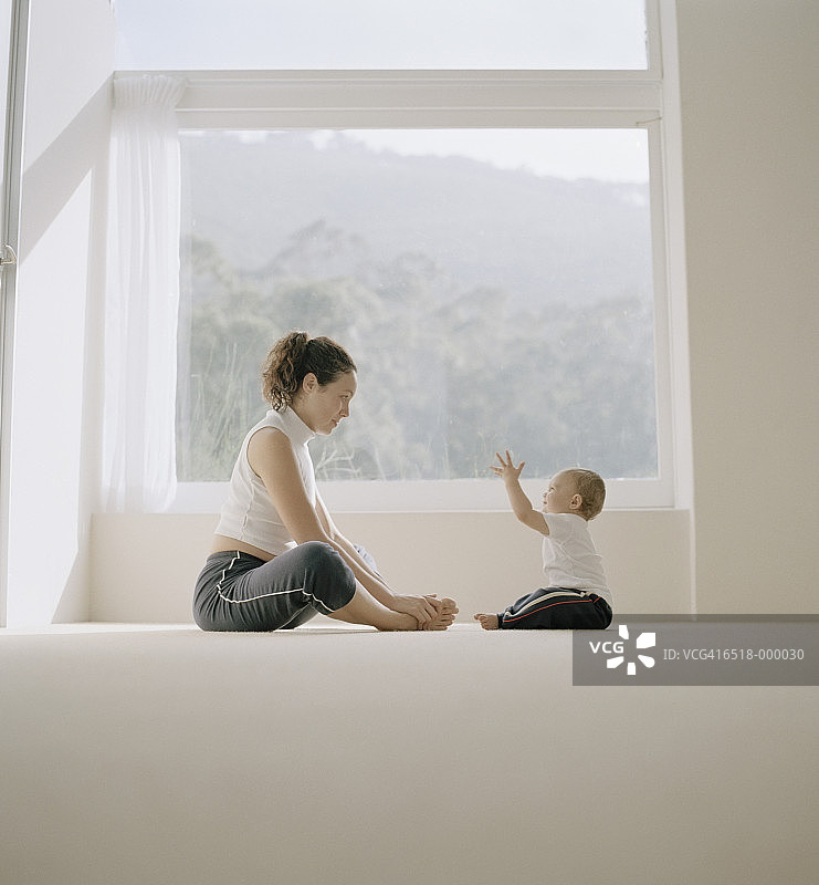 幼儿与母亲一起锻炼图片素材