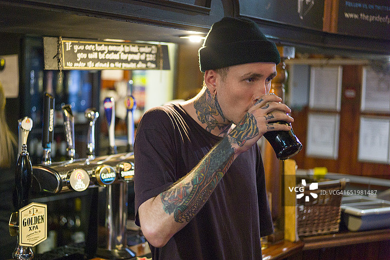一个在酒吧喝啤酒的男人图片素材