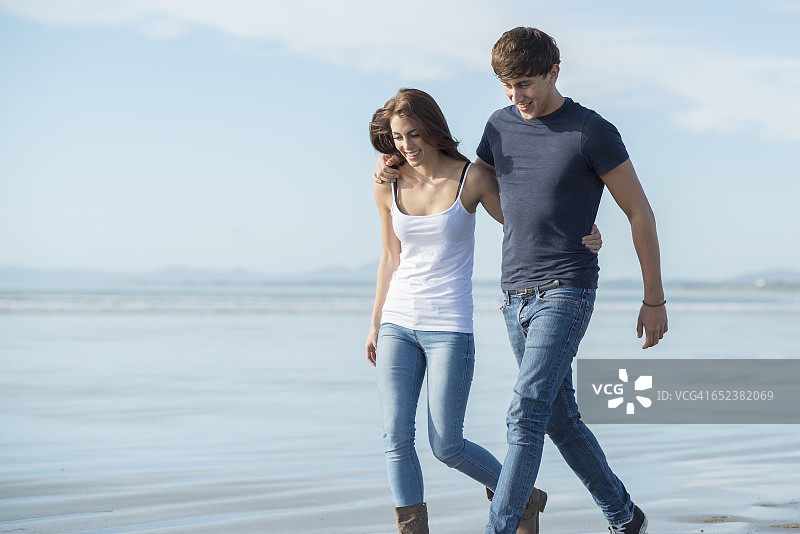 一对年轻夫妇在波思马多克享受海滩图片素材