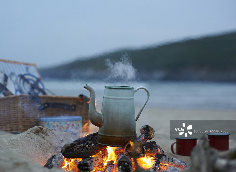 在海滩的篝火上煮水壶。图片素材
