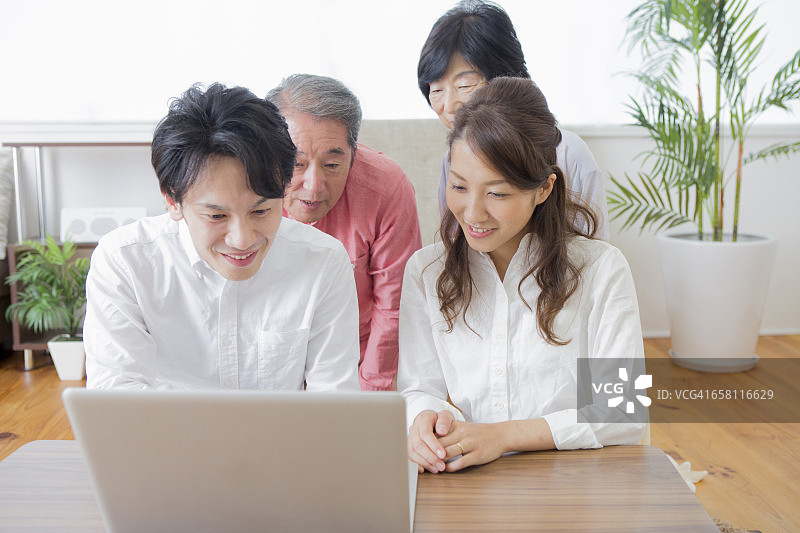 日本家庭在电脑里寻找图片素材