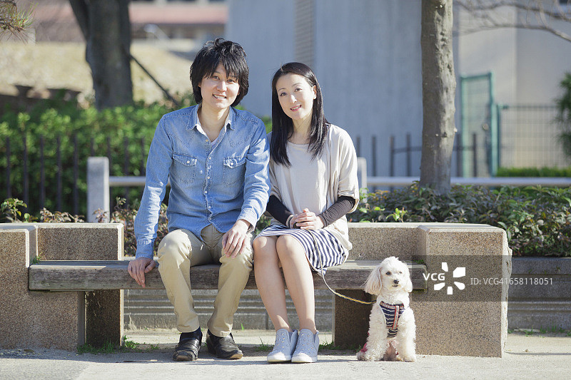日本情侣在公园散步图片素材