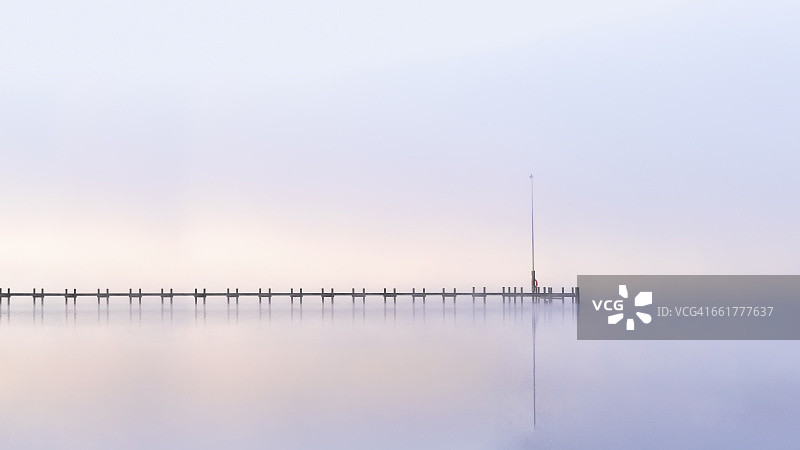 斯塔恩伯格湖，黎明时分的木码头图片素材