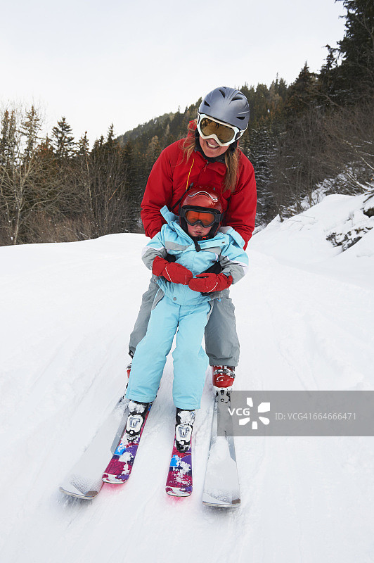 母子滑雪板上的肖像图片素材