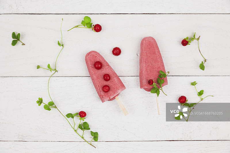 两根自制的野草莓冰棍图片素材