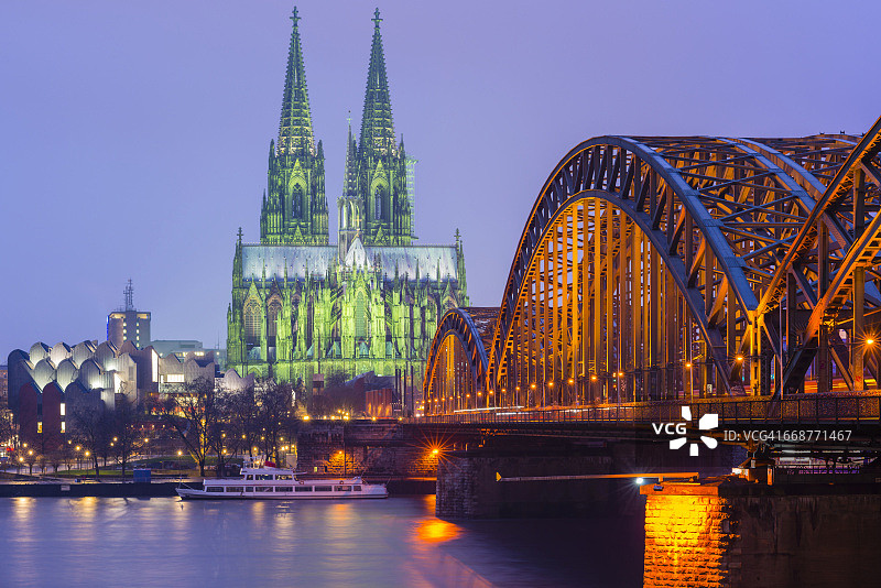 德国，科隆，看到发光的科隆大教堂和霍亨索伦桥在前景图片素材