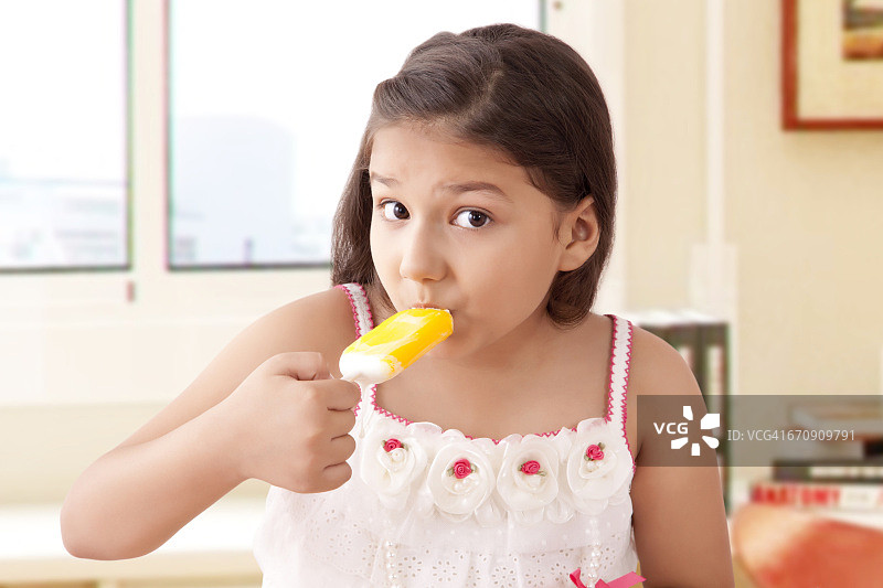 女孩在吃冰棍冰淇淋图片素材