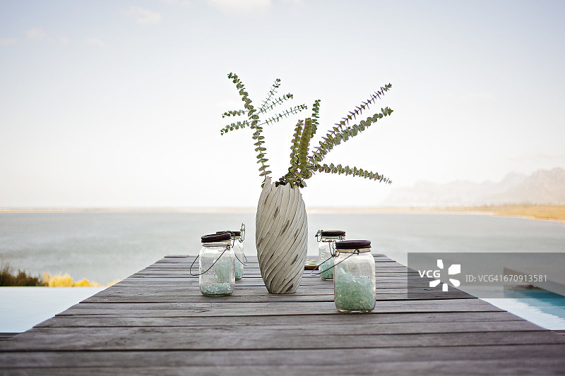 湖滨度假村桌上的花瓶图片素材
