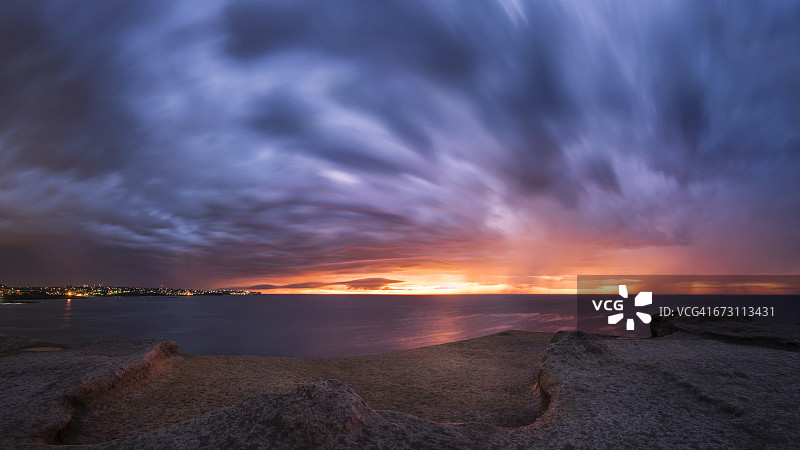 澳大利亚，新南威尔士州，马鲁布拉岛，日落时分的海岸图片素材