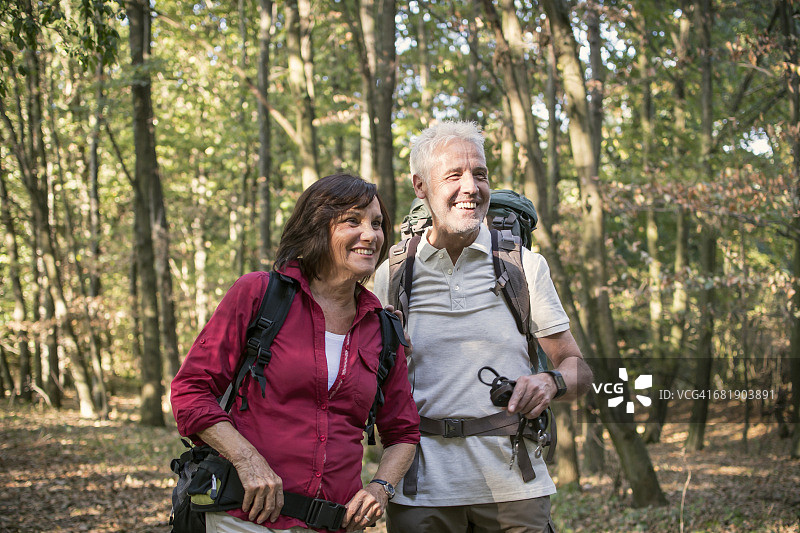 一对老年夫妇在森林里徒步旅行图片素材