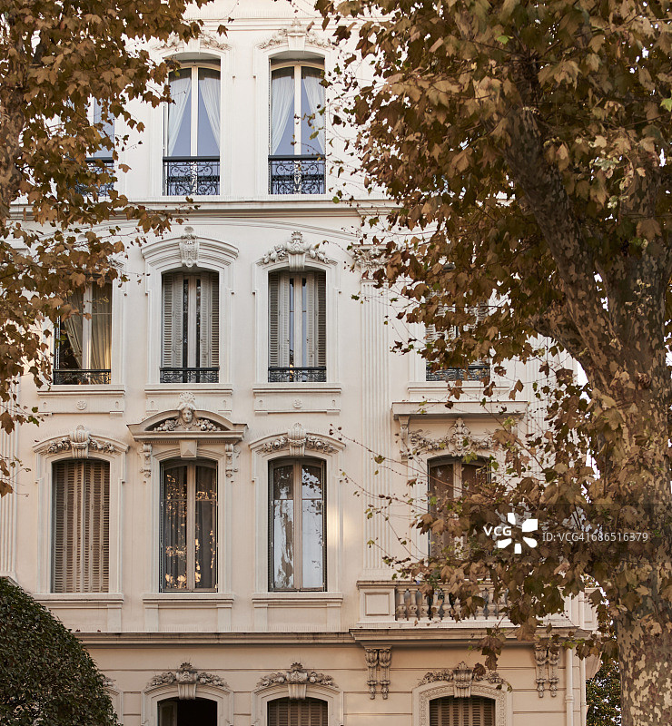 法国古典建筑的秋季外观图片素材