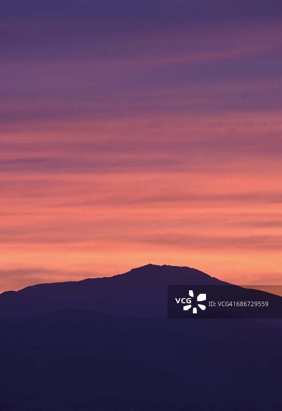 美国，科罗拉多州，丹佛，黄昏时天空五彩缤纷的山脉图片素材