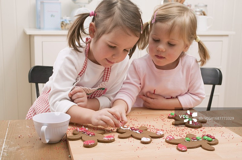 两个小女孩装饰姜饼人图片素材