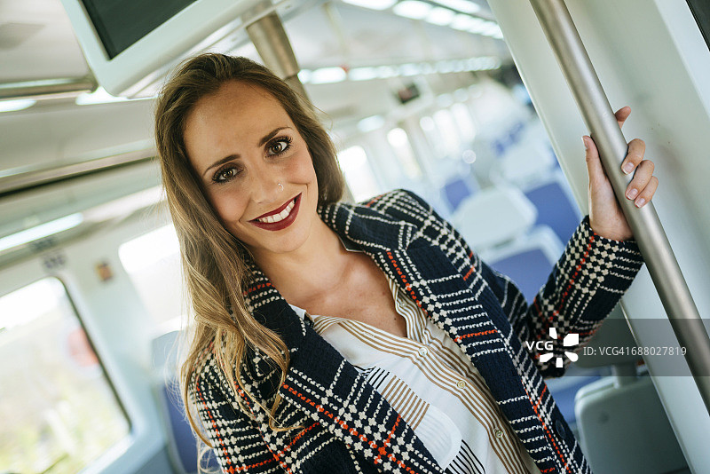 火车上微笑女人的肖像图片素材