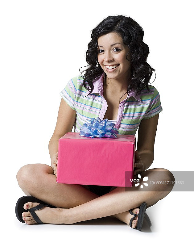 一个十几岁女孩拿着礼盒的肖像图片素材