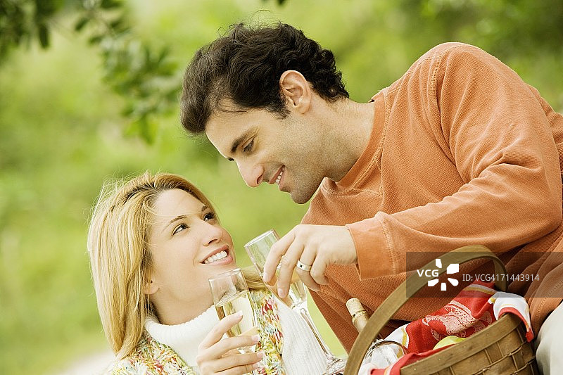 一个年轻女子和一个中年男子举杯祝酒图片素材