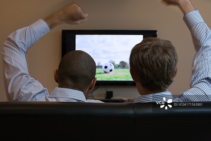 男人在电视上看足球比赛图片素材