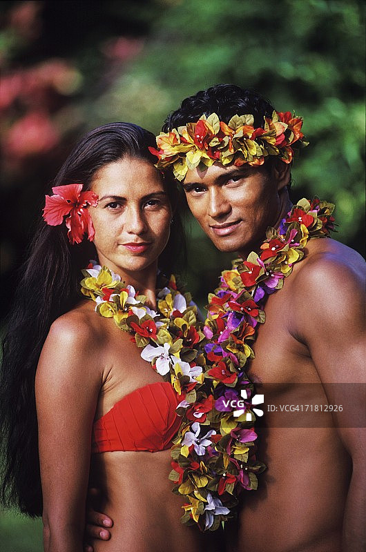 一对年轻夫妇站在一起的肖像，夏威夷，美国图片素材