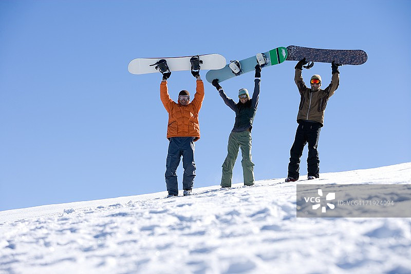 滑雪板手举起他们的滑雪板图片素材
