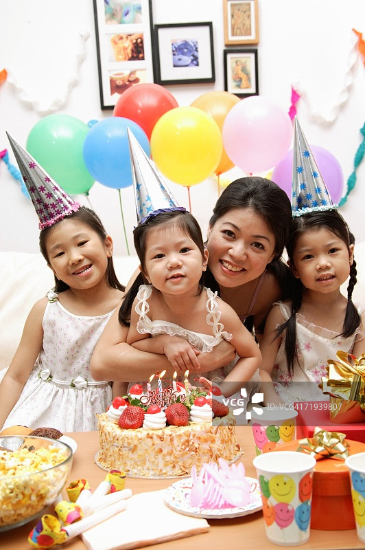 母亲和三个女孩在庆祝生日图片素材