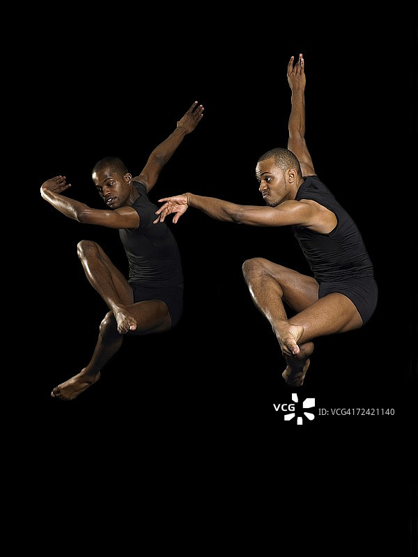 两个男舞者在跳跃图片素材
