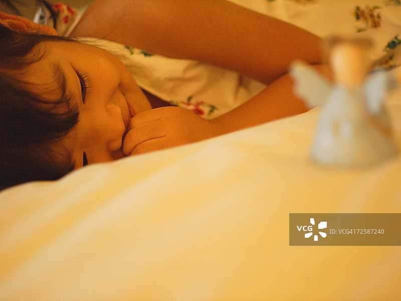 一个女孩躺在床上微笑的特写图片素材