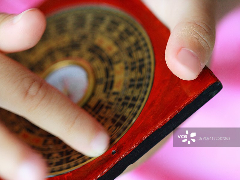 一个孩子手里拿着中国日历的特写图片素材