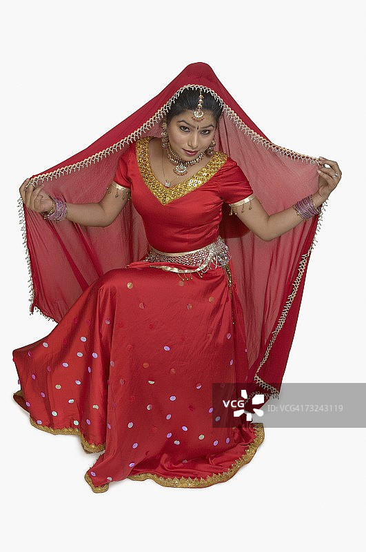 一个穿着传统印度服装的年轻女子的肖像图片素材