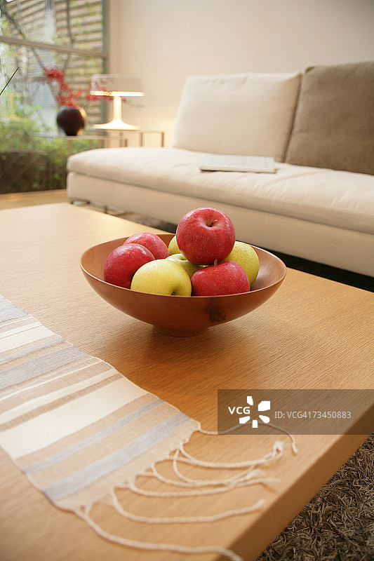 一碗苹果在客厅的桌子上图片素材
