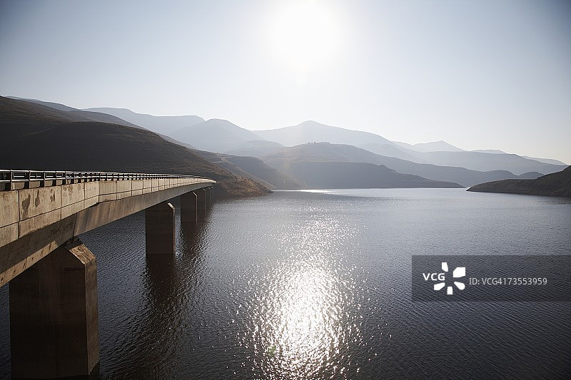 在阳光的反射下，桥上的Katse大坝的视图图片素材