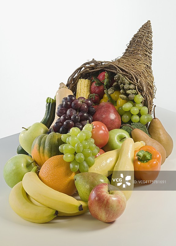 水果和蔬菜在丰富的篮子图片素材