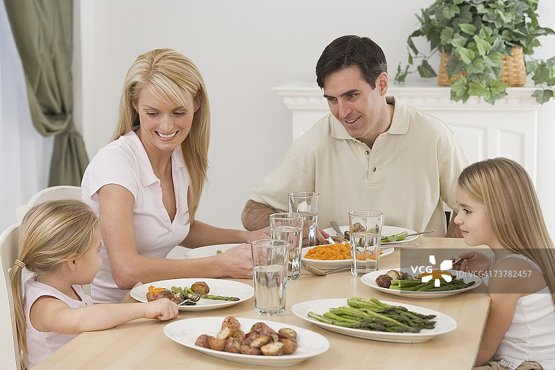家人在餐桌上吃饭图片素材