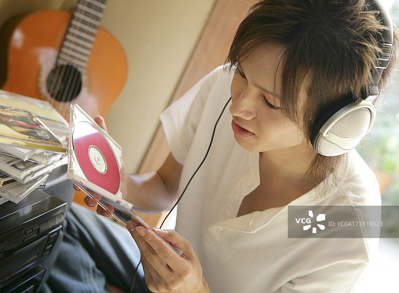 亚洲人在听音乐图片素材