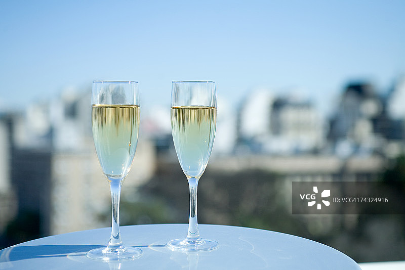 两杯香槟和城市的轮廓线图片素材