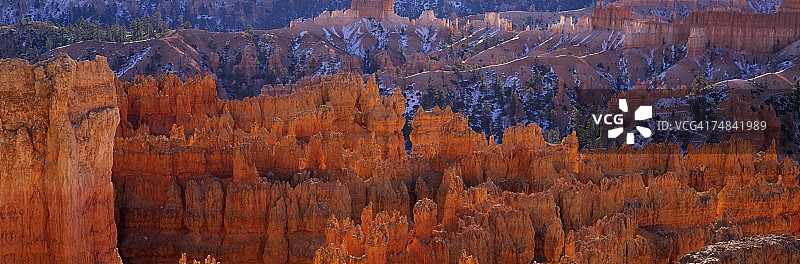 美国犹他州布莱斯峡谷国家公园的岩石高角度观图片素材