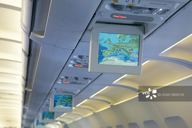 显示器显示飞机航线地图图片素材
